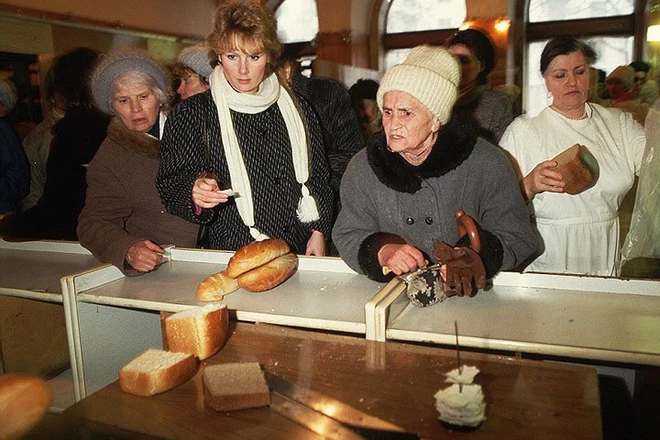 Ảnh 2: Russian citizens queue to buy scarce food, in November 1991, just a month before the Soviet superpower collapsed.