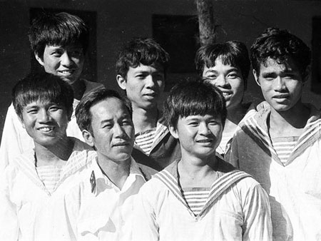Captain Vu Huy Le and the crew of the ship HQ-505